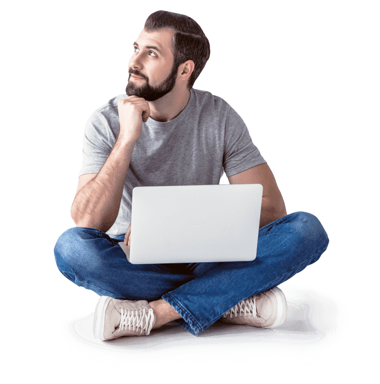 Homem sentado com notebook pensando em seu novo site